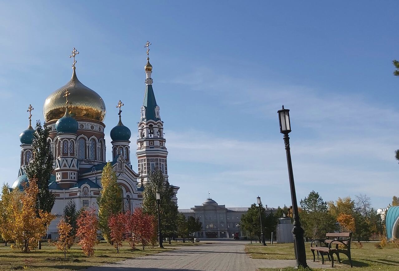 Наружная и внутренняя реклама в Омске: Успенский собор осенью