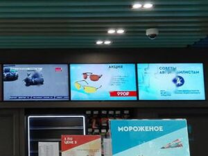Реклама на АЗС в Омске: три экрана в ряд над кассой в зале магазина заправки
