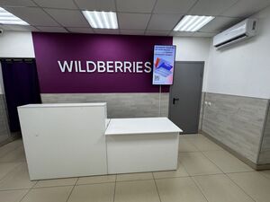 Реклама в пунктах выдачи заказов (ПВЗ) в Омске: вертикальный экран на стене у стойки выдачи