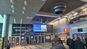Реклама в аэропорту Омск-Центральный на Транссибирской, 28 — Зал регистрации, экран над входом в зону контроля