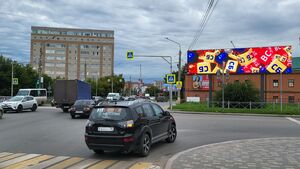 Реклама на суперсайте на Гусарова, напротив дома 12 в Омске