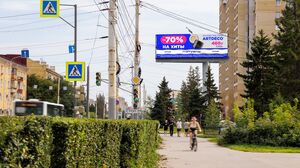 Реклама на суперсайте на Красном Пути, напротив дома 74 в Омске