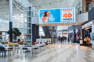 Реклама в торговых центрах Омска: экран на фудкорте