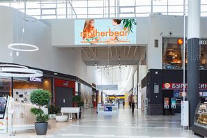 Реклама на экране на пересечении галерей и фудкорта в ТЦ «Мега Омск» на бульваре Архитекторов, 35 — точка 1 из 4